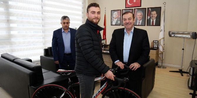 Başkan Kadıoğlu Üniversiteli Gencin Hayalini Gerçekleştirdi