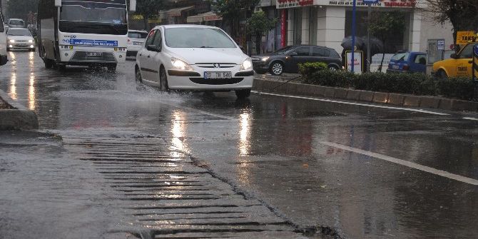 Aydın’da Aniden Gelen Yağış Hayatı Olumsuz Etkiledi