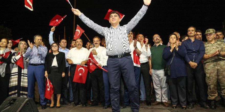 Fadıloğlu, “Başkumandanımız ‘Evlerinize Dönün’ Diyene Kadar Meydanlardayız”