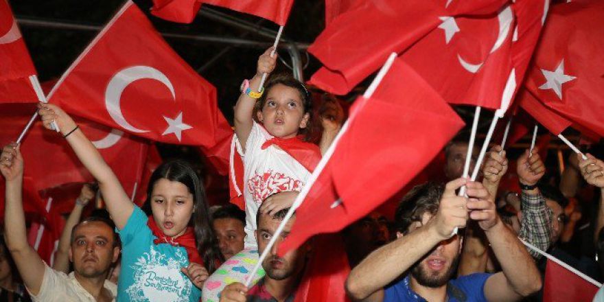 Başkan Gürlesin, “Meydanlarda Demokrasi Nöbetine Devam”