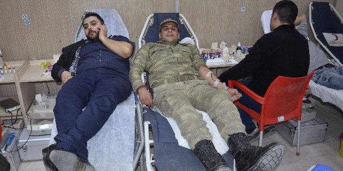 Asker Ve Vatandaş Kan Bağışı İçin Seferber Oldu