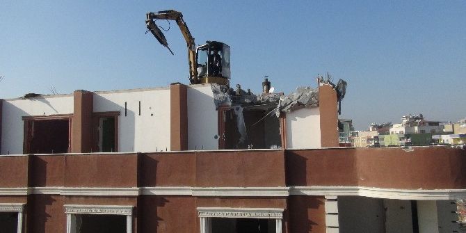 Su Sızıntısı Nedeniyle Kayan 12 Katlı Apartmanın Yıkımına Başlandı
