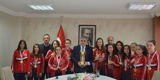 Başkan Özgüven Şampiyonları Ağırladı