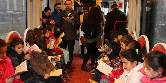 Miniklerden Tramvayda Kitap Okuma Etkinliği