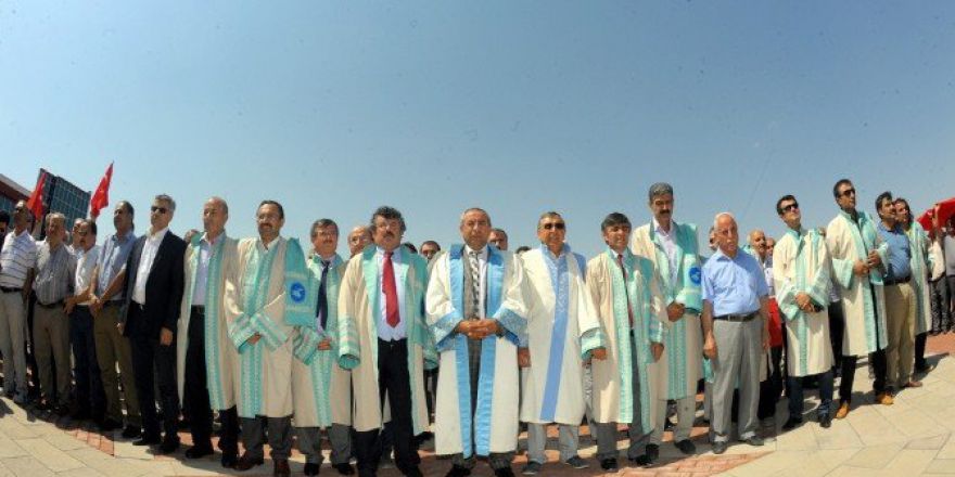 Akademisyenler Cübbeleriyle Yürüdü