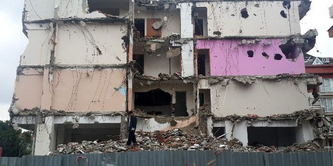 Avcılar’daki Bina Faciaya Davetiye Çıkarıyor