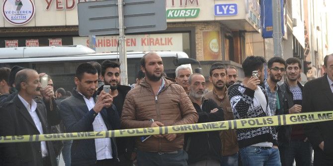 Şüpheli Poşetin Fotoğrafını Çekmek İçin Yarıştılar