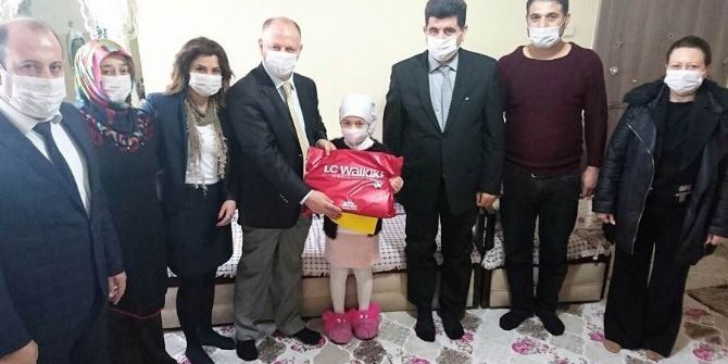 Kanser Hastası Minik Zelal’e Evinde Karne Morali