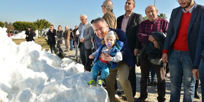 Konyaaltı Sahili’nde ‘Kar’ Sevinci