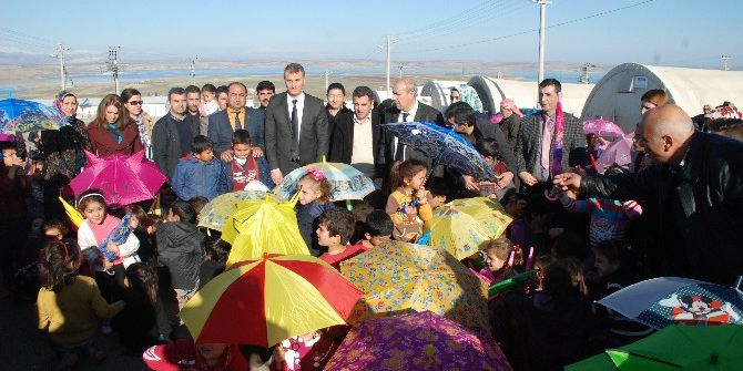 “Yağmurda Kardeşin Seninle" Projesi İle Öğrencilerin Yüzü Güldü