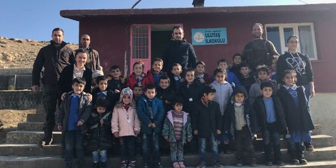 Polisten Öğrencilere Giyim Ve Kırtasiye Yardımı