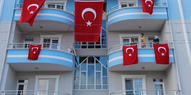 Şehidin Evi Türk Bayrakları İle Donatıldı