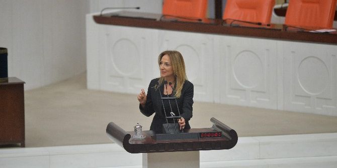 Bağımsız Ankara Milletvekili Aylin Nazlıaka Kendini Kürsüye Kelepçeledi