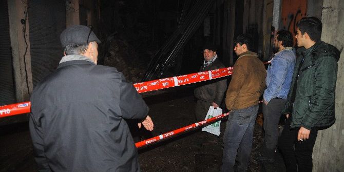 İzmir’de Bina Çöktü, Faciadan Dönüldü