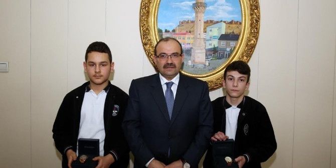 Teog’da Derece Yapan Öğrenciler Vali Ustaoğlu’nu Ziyaret Etti