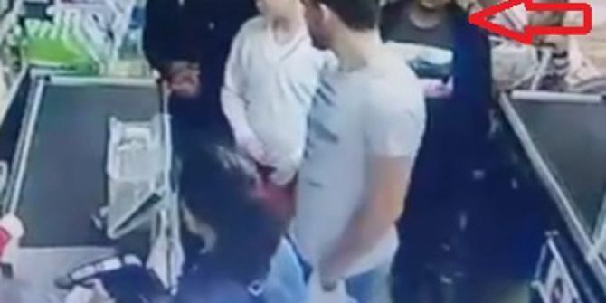 Müşteri Gibi Geldikleri Marketten Paket Paket Çay Çaldılar