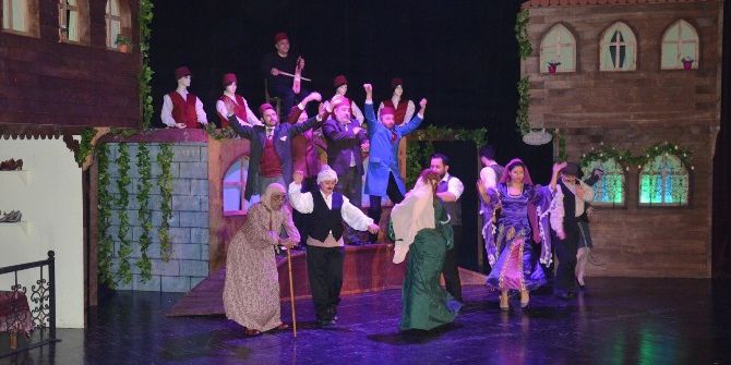 Hastane Personeli Tiyatroda Buluştu