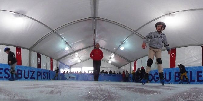 Kasımpaşa Sahil’de Buz Pateni Keyfi