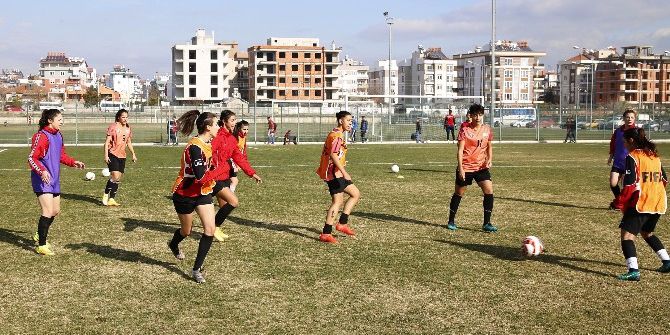 1207 Antalya Döşemealtı Kadın Futbol Takımı Ereğli Yolcusu
