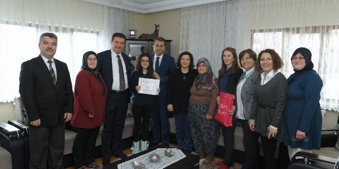 Evde Eğitim Gören Öğrencilerin Karne Sevinci