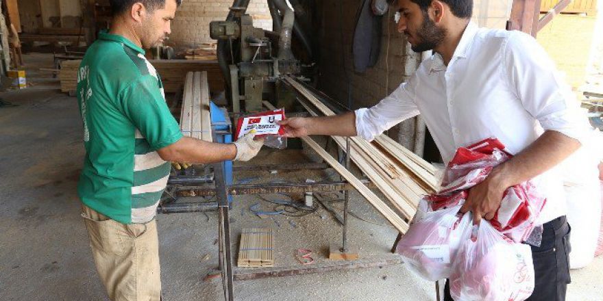 Karaman Belediyesi Vatandaşlara Türk Bayrağı Dağıttı