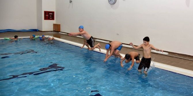 Altındağlı Çocuklar Yüzme Dersinde