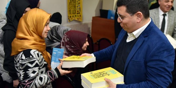 Tütüncü’den Öğrencilere Kitap Desteği