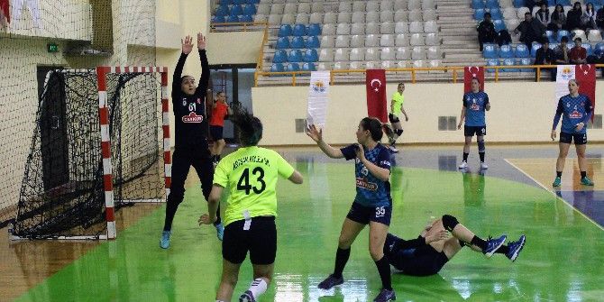 Adanalı Bayan Hentbolcular Çeyrek Finalde