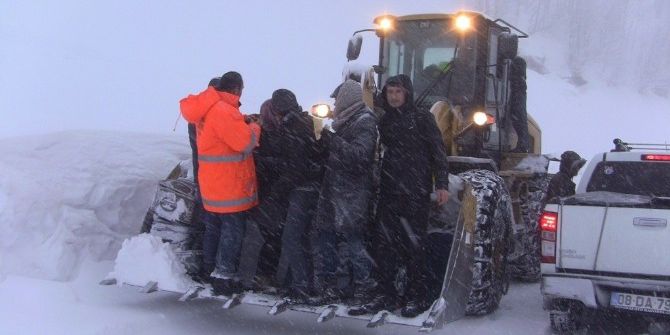 Artvin’de Karda Mahsur Kalan Öğretmenleri Karayolları Ekipleri Kurtardı