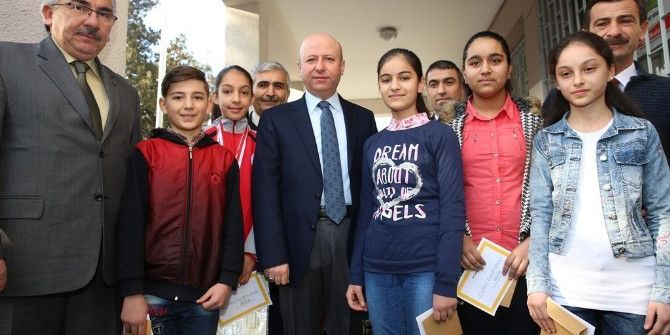 Başkan Çolakbayrakdar, Öğrencilerin Karne Sevincine Ortak Oldu