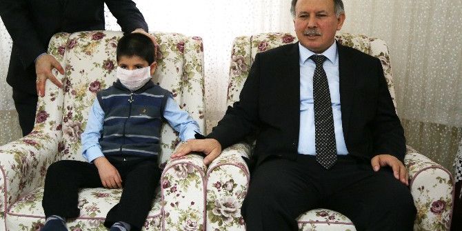 Artvin’de 7 Yaşındaki Lösemili Hastası Arif Karnesini Evinde Aldı