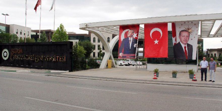 Orhangazi Üniversitesi’nin Kapısına Cumhurbaşkanı Erdoğan’ın Fotoğrafı Asıldı