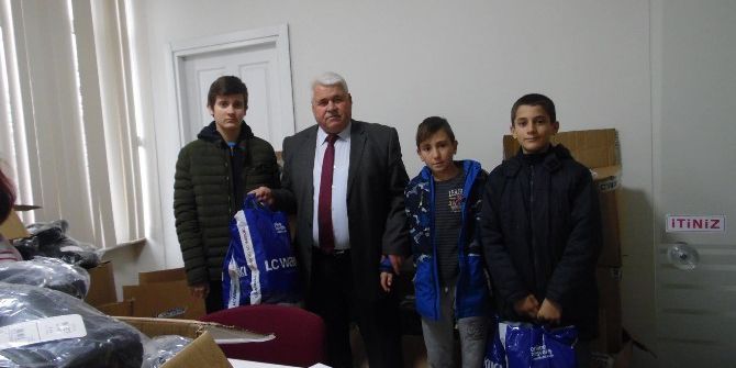 Çardak’ta 350 Öğrenciye Karne Hediyesi Kışlık Elbise Verildi