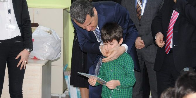 Vali Çelik Öğrencilere Karne Dağıttı