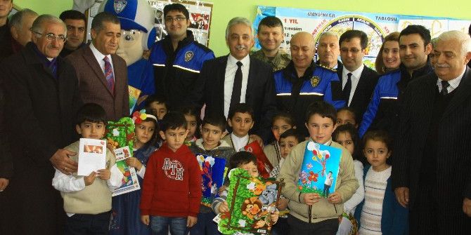 Hakkari’de Türküler Eşliğinde Karne Dağıtımı