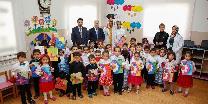 Şehitkamilli Minik Öğrencilerin İlk Karne Heyecanı