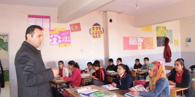 Üniversite Öğrencilerinden Karne Hediyesi