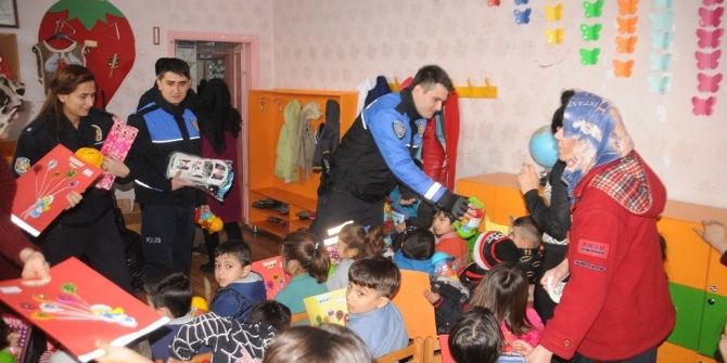 Cizre Polisinden Terör Mağduru Minik Öğrencilere Karne Hediyesi