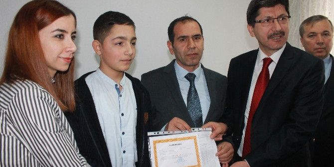Evde Aldığı Eğitim İle Takdir Belgesi Aldı