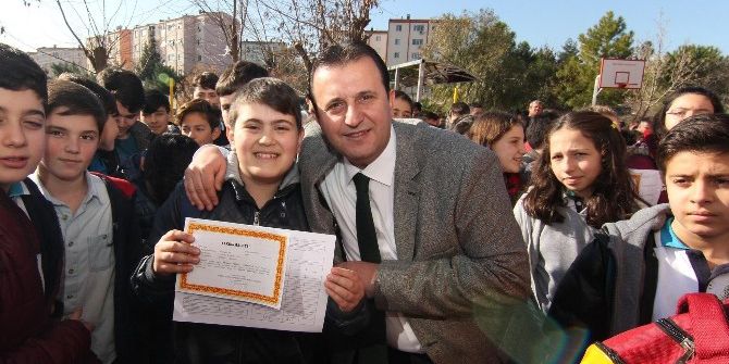 Menderes’te Öğrencilere Karneler Başkan Soylu’dan