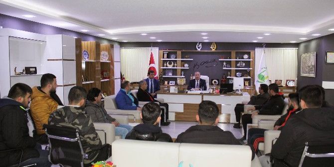 Güreşçilerden Başkan Şahiner’e Ziyaret