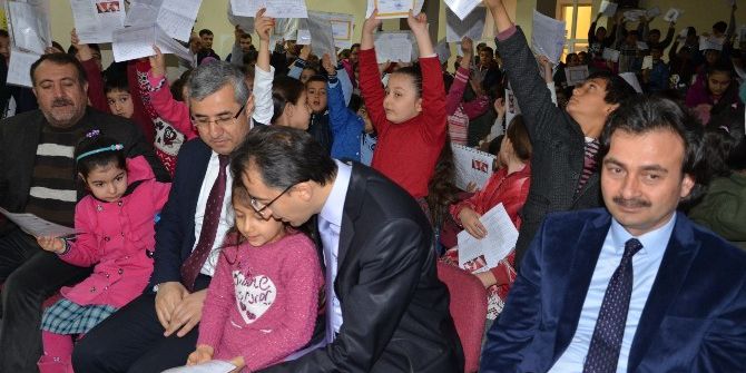 Darende’de Öğrencilerin Karne Sevince