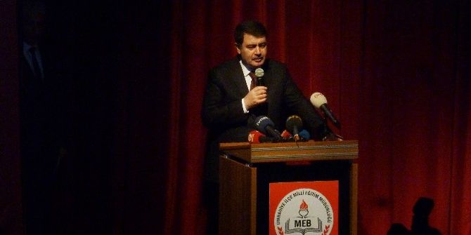 İstanbul Valisi Vasip Şahin Öğrencilere Karne Dağıttı