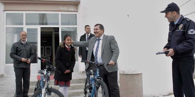 Polisten Başarılı Öğrencilere Bisiklet