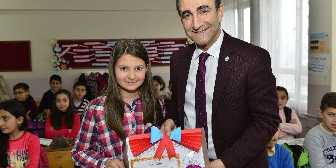 Başkan Edebali Öğrencilerin Karne Heyecanına Ortak Oldu