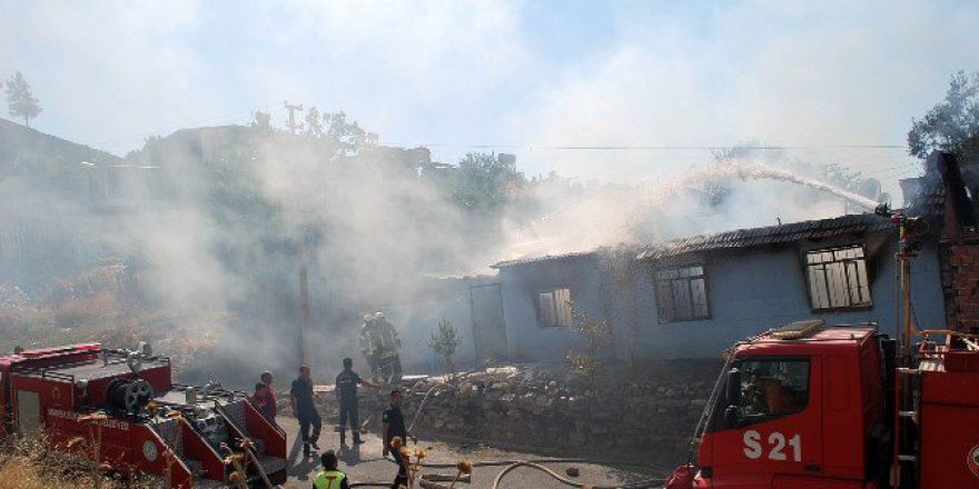 Salihli’de Tek Katlı Ev Kül Oldu