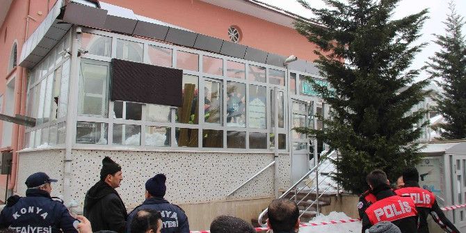 Caminin Giriş Kısmı Çatısı Çöktü: 3 Yaralı