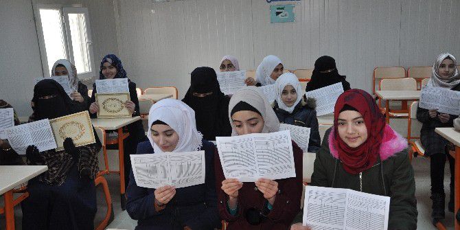 Reyhanlı’da Suriyeli Öğrenciler Karnelerini Aldı