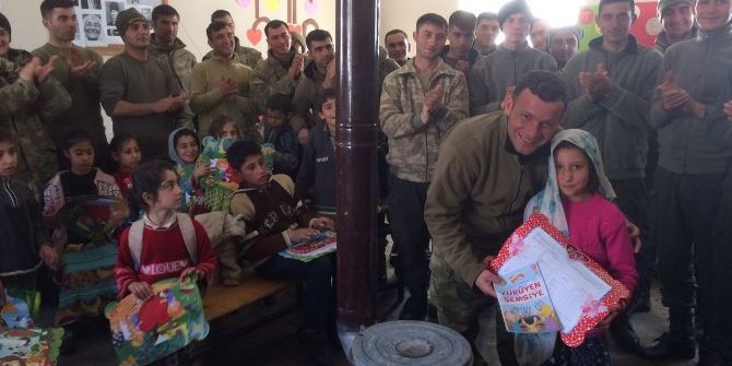 Operasyondaki Askerlerden Öğrencilere Karne Hediyesi