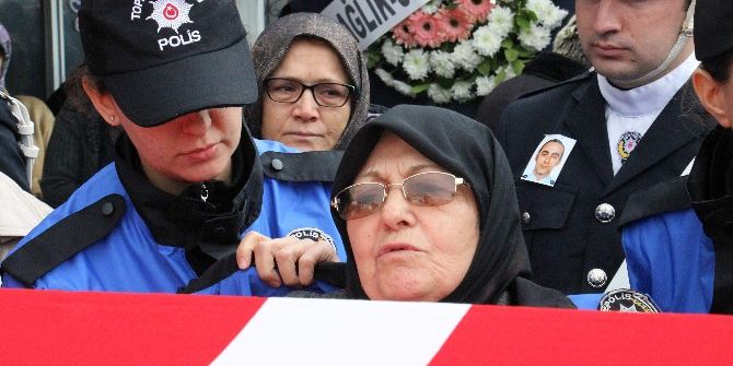 Şehit Oğlunu Polis Üniformasıyla Uğurladı
